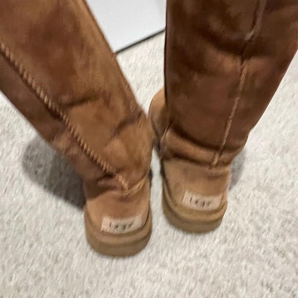 Women’s chestnut Uggs Size 7 - Picture 3 of 3